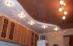 Бело-коричневый потолок для кухни
