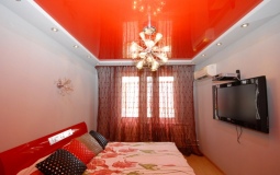 Бело-красный потолок для спальни