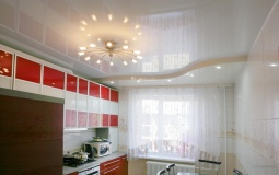 Белый двухуровневый потолок на кухню