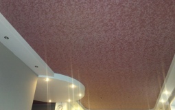 Бело-розовый двухуровневый потолок с точечными светильниками для зала