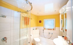 Классический белый глянцевый потолок для ванной