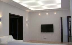 Светопрозрачный белый потолок для спальни