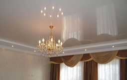 Классический белый глянцевый потолок для гостиной